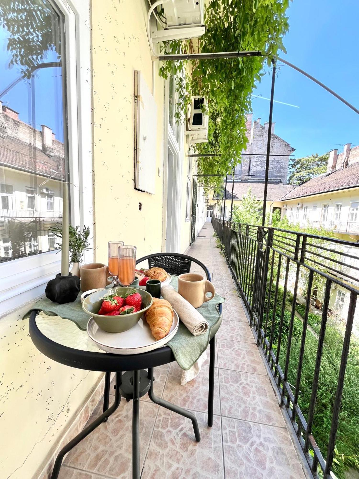 Oasis Apartment On The Broadway With Ac بودابست المظهر الخارجي الصورة